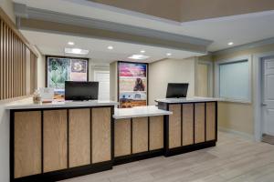 バンクーバーにあるSonesta ES Suites Portland Vancouver 41st Streetのロビーにはコンピュータを設置したカウンターが2つあります。 +17枚の写真