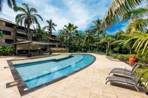 克瓦拉海滩Kewarra Beach Paradise 1BR Resort Style Apt - Pool的度假村内的游泳池,带椅子和棕榈树