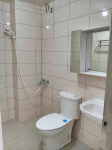 a bathroom with a toilet and a sink at 長龍客棧 in Nantou City