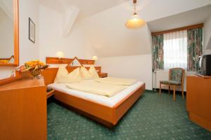 Una cama o camas en una habitación de HOTEL Jerolitsch