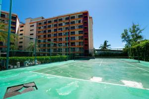 un campo da tennis vuoto di fronte a un edificio di Pool View Tropic Studio a Ban Mai Salae