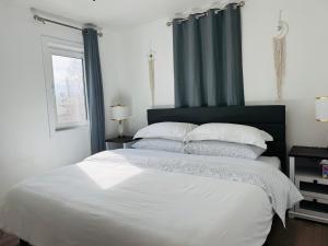 Giường trong phòng chung tại Cozy Stay Retreat