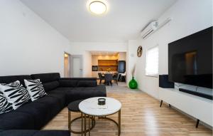 Ruang duduk di Lovely Apartment In Skabrnja