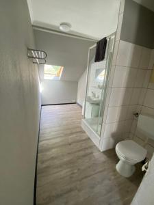 a bathroom with a toilet and a glass shower at EMAS 8 Wohnung mit 2 Einzelbetten, Küche, Dusche, TV in Krefeld