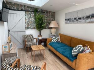 a living room with a couch and a table at Maison Familiale de Centre-Ville in Dives-sur-Mer
