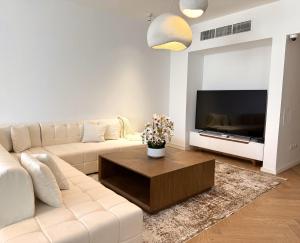 TV/trung tâm giải trí tại Seven Emirates Luxe Hostel - Yas Island Gate