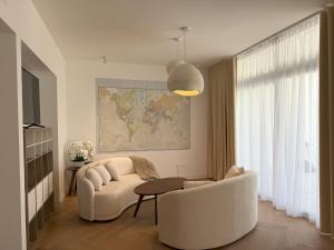 Khu vực ghế ngồi tại Seven Emirates Luxe Hostel - Yas Island Gate