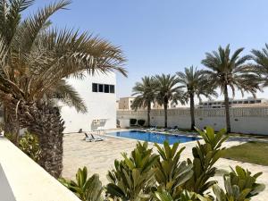 Bazén v ubytování DIOM Luxe Hostel - Next to AUH & Yas Island nebo v jeho okolí