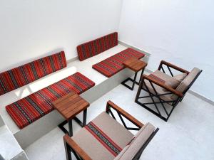 Khu vực ghế ngồi tại Seven Emirates Luxe Hostel - Yas Island Gate