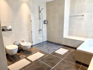 Phòng tắm tại Seven Emirates Luxe Hostel - Yas Island Gate