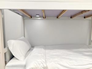 Giường trong phòng chung tại Seven Emirates Luxe Hostel - Yas Island Gate