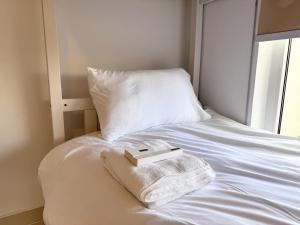 Giường trong phòng chung tại Seven Emirates Luxe Hostel - Yas Island Gate