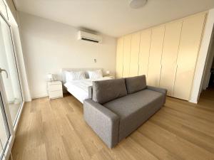 Giường trong phòng chung tại Seven Emirates Luxe Hostel - Yas Island Gate