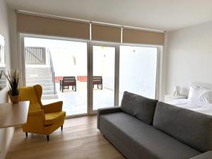 Khu vực ghế ngồi tại Seven Emirates Luxe Hostel - Yas Island Gate