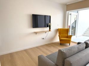 TV/trung tâm giải trí tại Seven Emirates Luxe Hostel - Yas Island Gate