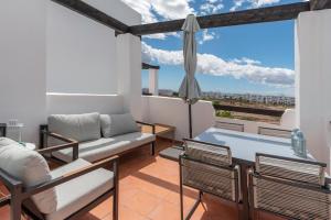 a living room with a couch and a table at La Terraza Azul - las terrazas de la torre - regio murcia in Torre-Pacheco