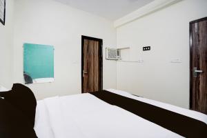 Ένα ή περισσότερα κρεβάτια σε δωμάτιο στο Hotel O Shivam Residency
