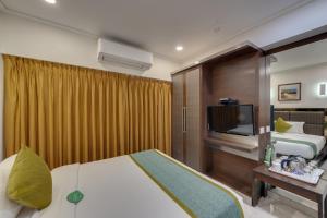 Postel nebo postele na pokoji v ubytování Hotel Suba Galaxy Mumbai