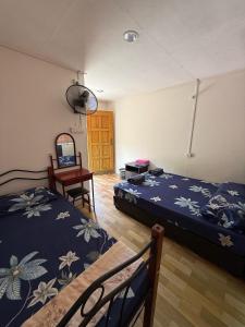 Postel nebo postele na pokoji v ubytování Ella's Place Salang Tioman
