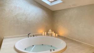 Ένα μπάνιο στο Lale Hotel +65 φωτογραφίες