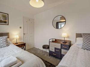 En eller flere senge i et værelse på Corner Cottage at Brackenthwaite Farm