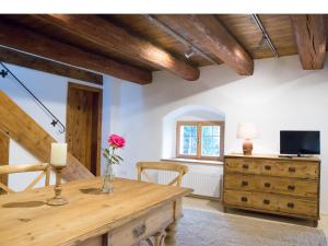 ein Esszimmer mit einem Holztisch und einer Kommode in der Unterkunft Apartement Schlaf Gut - mitten in der Wachau in Weissenkirchen in der Wachau
