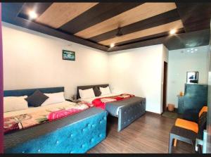 En eller flere senge i et værelse på Himalayan tourist cottage