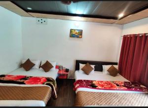 En eller flere senge i et værelse på Himalayan tourist cottage