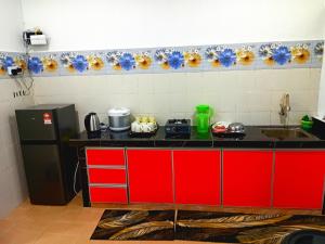 Η κουζίνα ή μικρή κουζίνα στο Homestay Nafisah Jasin Height - 3 Bedrooms