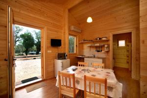 TV a/nebo společenská místnost v ubytování Camping U STABIACCIU