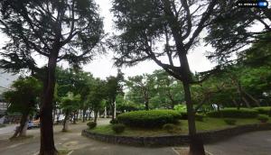 a park with trees and bushes on a street at Gamseong house next to Sung Sim Dang in Daejeon