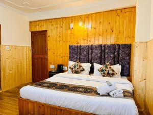 Postelja oz. postelje v sobi nastanitve Hotel Suraj Inn ,near Hadimba Devi Temple ! Rooftop Restaurant ! Personal Parking