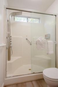 una doccia in vetro in un bagno con WC di Enchanting Sonoma Wine Country Retreat 3BD2BA a Sonoma