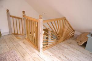 セント・オーステルにあるNeptunes Restの木製の螺旋階段