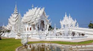 ein weißer Tempel mit einem Teich davor in der Unterkunft Ruen Lamai Lanna in Ban Pa O (1) + 84 Fotos