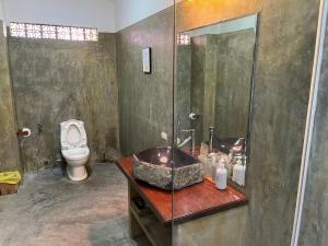 un baño con lavabo e inodoro en Hoi An Villa near An Bang Beach, en An Bàn (2) 35 fotos más