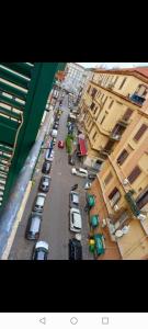 una vista aérea de una calle de la ciudad con coches aparcados en CaraFe'&CaraSpe', en Nápoles 77 fotos más