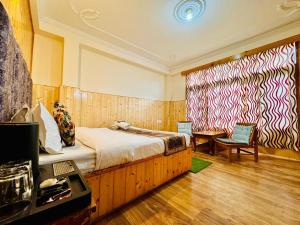 Postelja oz. postelje v sobi nastanitve Hotel Suraj Inn ,near Hadimba Devi Temple ! Rooftop Restaurant ! Personal Parking