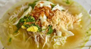 Un tazón de comida con fideos y otros ingredientes. en Queen City Hotel, en Bugis 59 fotos más