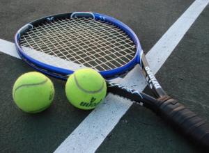 einen Tennisschläger und zwei Tennisbälle auf einem Platz in der Unterkunft Paradise resort living one bedroom apartment in Westcourt