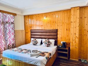 Postelja oz. postelje v sobi nastanitve Hotel Suraj Inn ,near Hadimba Devi Temple ! Rooftop Restaurant ! Personal Parking