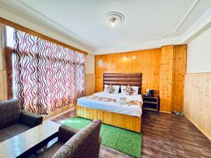 Postelja oz. postelje v sobi nastanitve Hotel Suraj Inn ,near Hadimba Devi Temple ! Rooftop Restaurant ! Personal Parking