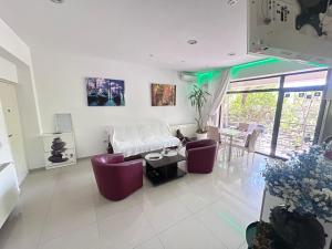 a living room with a white couch and a table at City Park Residence in Constanţa