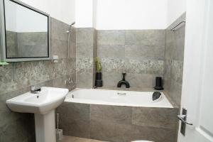 une salle de bain avec un lavabo et une baignoire dans l'établissement Villa Ceylonia, à Negombo 18 autres photos
