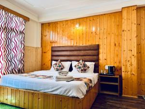 Postelja oz. postelje v sobi nastanitve Hotel Suraj Inn ,near Hadimba Devi Temple ! Rooftop Restaurant ! Personal Parking