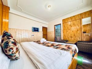 Postelja oz. postelje v sobi nastanitve Hotel Suraj Inn ,near Hadimba Devi Temple ! Rooftop Restaurant ! Personal Parking