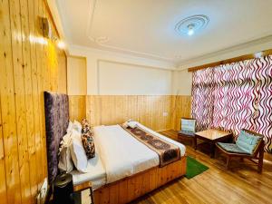 Postelja oz. postelje v sobi nastanitve Hotel Suraj Inn ,near Hadimba Devi Temple ! Rooftop Restaurant ! Personal Parking