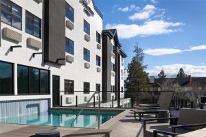 Bazén v ubytování Doubletree By Hilton West Kelowna nebo v jeho okolí