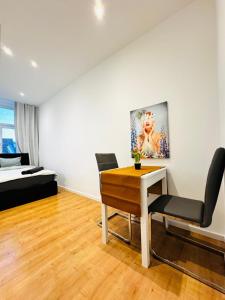 Televiisor ja/või meelelahutuskeskus majutusasutuses Comfy & Cozy 4BR Shared Apt next to Kaufpark Alterlaa