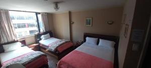 Postel nebo postele na pokoji v ubytování IÑAQUITO GOLD hostal